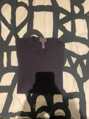 Mörkblå sweatshirt från H&M - En enkel och stilren mörkblå sweatshirt från H&M med rund halsringning och långa ärmar. Tröjan har ribbade muddar vid ärmslut och nederkant, perfekt för en avslappnad look.