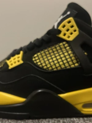Jordan 4 Yellow Thunder - Jordan 4 Yellow Thunder i nytt skick, aldrig använda, de är kopior. Köp alla 3 i min profil för 3100kr, vilket är 1033 per par.