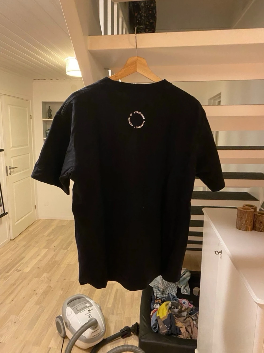 Svart t-shirt med grafiskt tryck UTI - 1