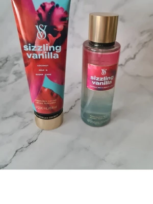 Victoria's Secret Sizzling Vanilla set - Set med Victoria's Secret Sizzling Vanilla, innehåller en body mist och en body lotion. Doften har inslag av kokosmjölk och sockerrör. Helt nytt och oanvänt