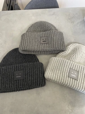 Acne studio mössa - Säljer mina acne studio mössor då jag inte får användning av de längre perfekt nu inför de lite kallar vädret i tre olika färger, hade tre för önskade mig och fick av alla i släkten 😭hör av er vid funderingar ❤️❤️det är styckpris men vill du ha mer än en går de att lösa något !!