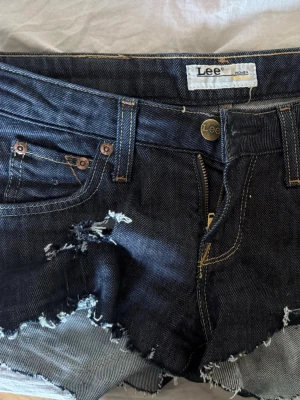 lågmidjad jeans shorts - säljer dessa väldigt snygga jeans short som är jätte lågmidjad i storlek xxs-xs skulle ja säga