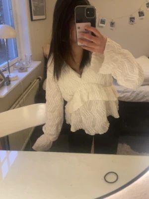 Vit volangblus med strukturmönster - Vit beige blus eller svart lika dan blus från Gina i storlek xs vid intresse kan fler bilder skickas på båda färgerna säljer antingen beige eller svart så kontakta gärna också isåfall vilken tröjan är i jätte bra skick å knappt använd båda är i xs ❤️