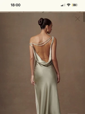 Super fin klänning - Balklänning köpt från Meshki, färgen sage green, 