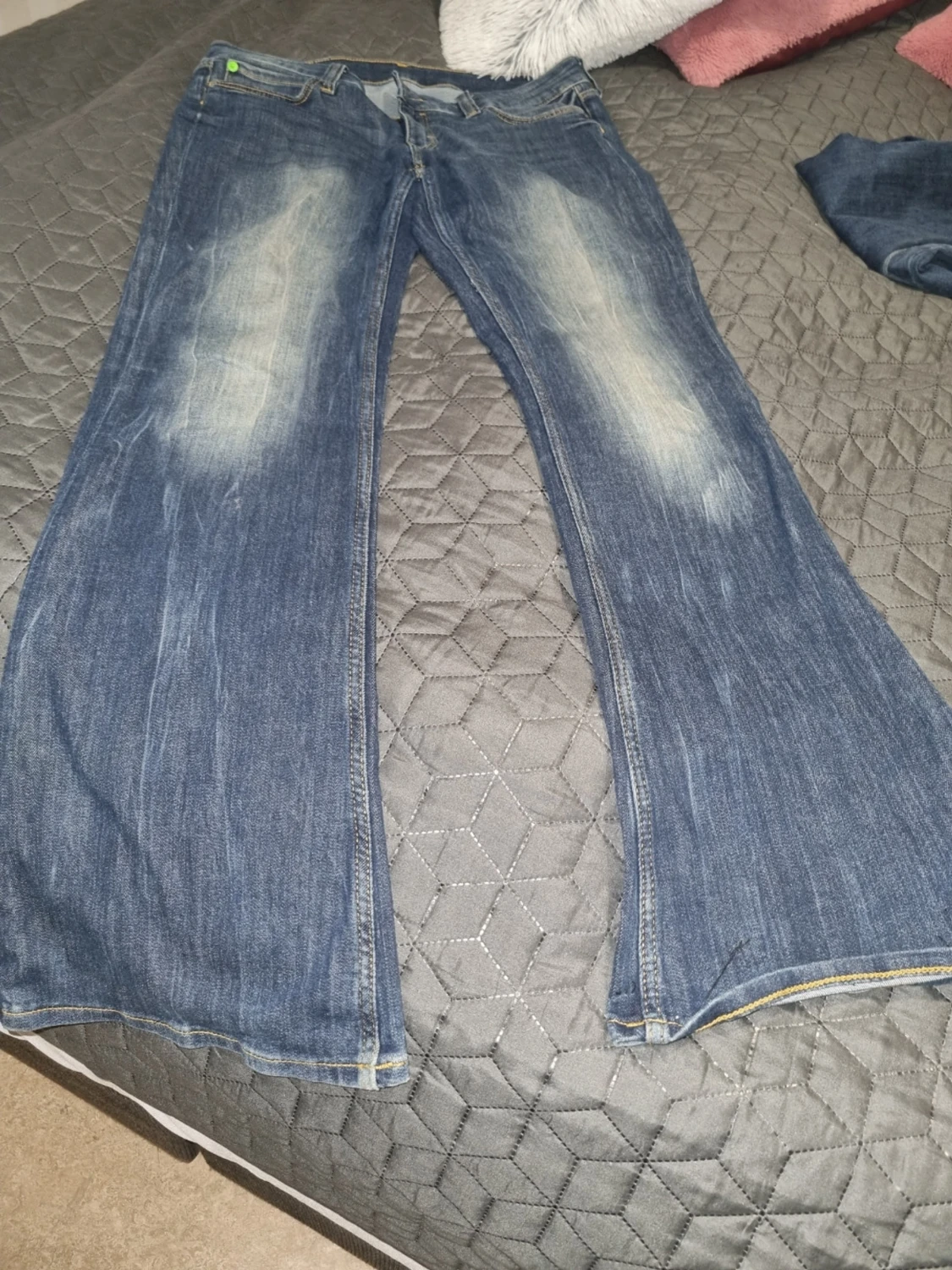 Blå bootcut jeans med slitningar