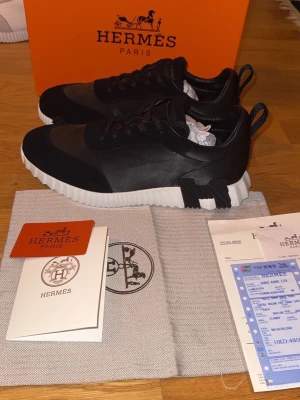 H*rmes skor  - Helt nya. Sjukt bra kvalite. Box och dustbag medföljer. Storlek 43. Först till kvarn 