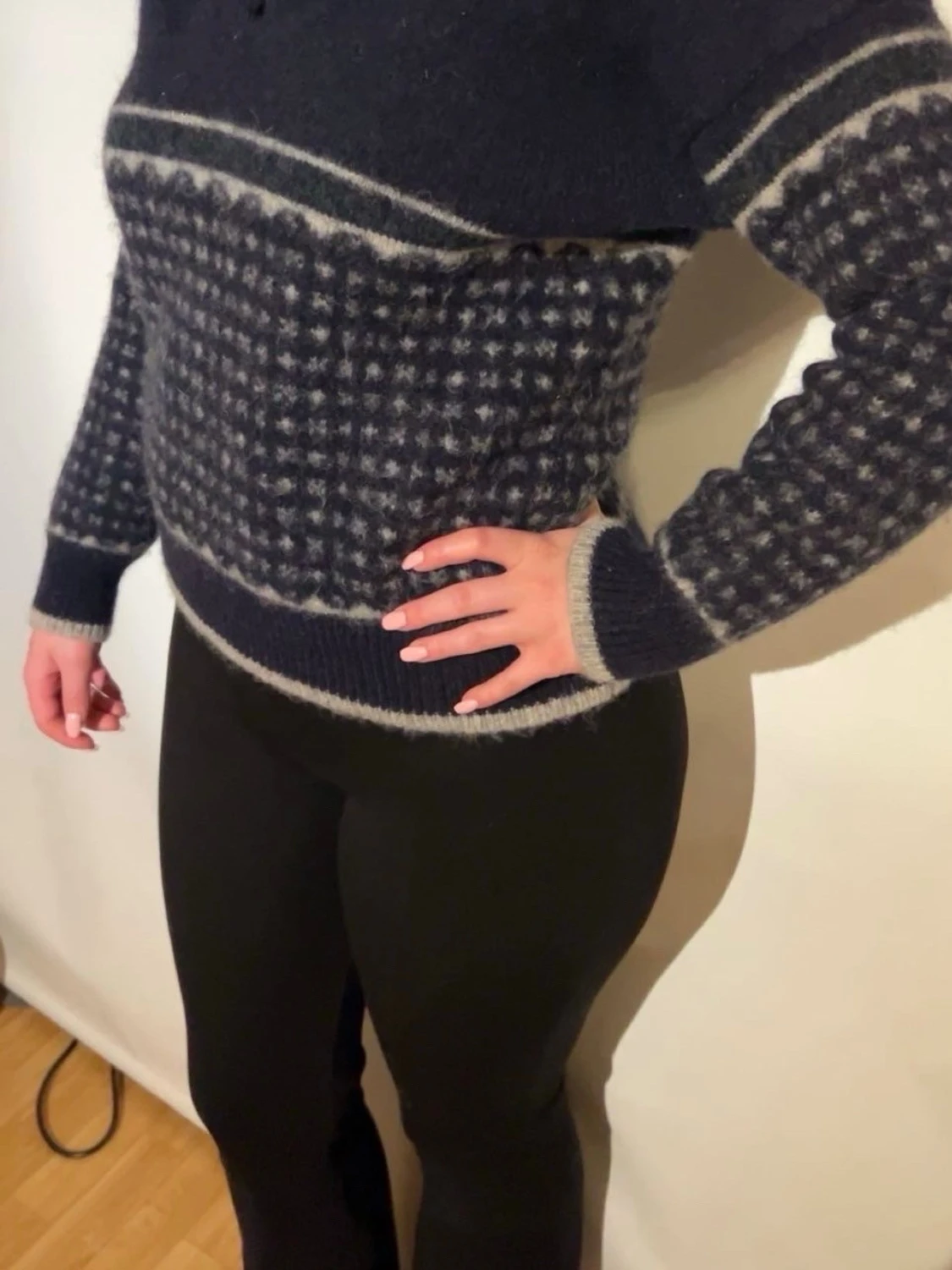 Mörkblå stickad tröja med mönster