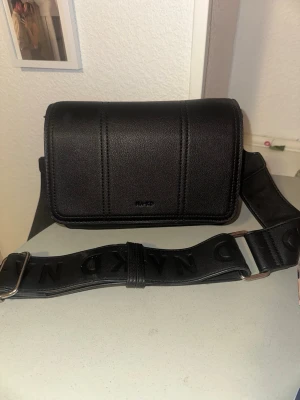 Svart axelväska från NAKD  - Jättefint skick på väskan, skriv vid frågor❤️