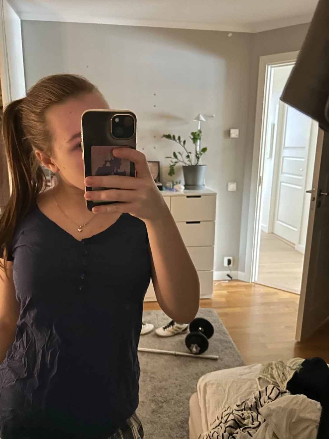 Mörkblå v-ringad linnetopp