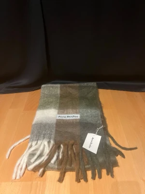 Acne studios scarf - Nypriset är 3000. Kvittot finns självklart