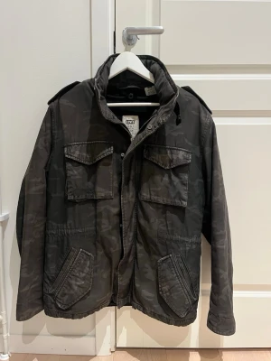 Levis Camouflage Jacka - Säljer nu denna riktigt feta och unika jackan från Levis. Bra skick, lite smått urtvättad och sliten, men fortfarande i bra skick. Storlek M. Skriv vid frågor