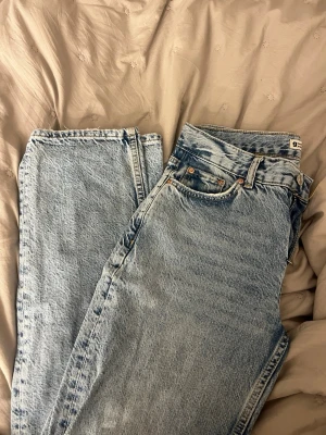 Ljusblå raka jeans från Gina Tricot - Säljer ett par klassiska ljusblå jeans från Gina Tricot med rak passform och medel hög midja.