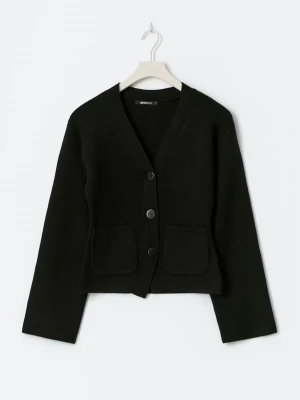 Svart kofta från Gina Tricot, slutsåld🤩 - Säljer denna snygga och stilrena kofta från Gina Tricot, slutsåld i alla storlekar på deras hemsida😍Den är använd 2 gånger, så i nyskick. Storlek XS. Nytt pris 460kr. Går jättebra att använda "Köp nu"! Vi skickar inom 1-2 dagar💕 Bara att skriva vid funderingar🤗