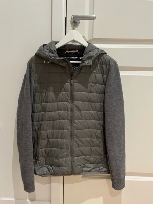 Massimo Dutti Cardigan - Säljer nu denna cardiganen från Massimo Dutti. Bra skick, inga deffekter. Den är varm inuti med extra dun och är perfekt inför våren. Väldigt efterfraktad. Storlek M, men kan passa S också. 