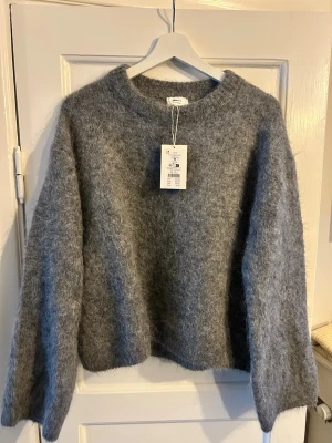 Stickad tröja  - Helt ny och bara testad, alpaca blend, kolla om den finns kvar då den ligger ute på vinted också