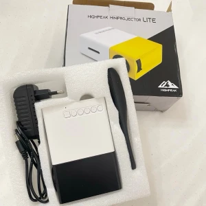 Highpeak MiniProjector Lite - Säljer en kompakt och smidig miniprojektor från Highpeak i vit, svart och gul plast. Perfekt för filmkvällar eller gaming, med fjärrkontroll, strömadapter och HDMI-kabel. Enkel att ta med och använda hemma eller på resan.