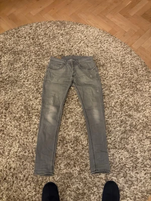 Dondup Jeans 32 - Säljer ett par gråa dondups i den klassiska modellen George. Ett par lite schysstare jeans i bra skick. Inga hål. Skriv om ni har funderingar. Det är storlek. 33 men sitter som 32-31