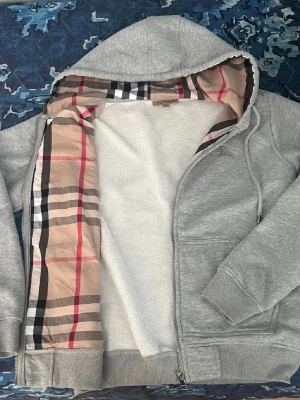 Burberry kofta - Burberry zip hoodie— skick 9/10– bekväm och varm under kallare dagar 