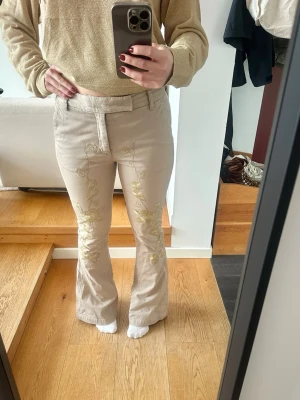 Broderade byxor från History Repeats - Unika och coola broderade chinos. Skulle säga att de passar strl. 36-38