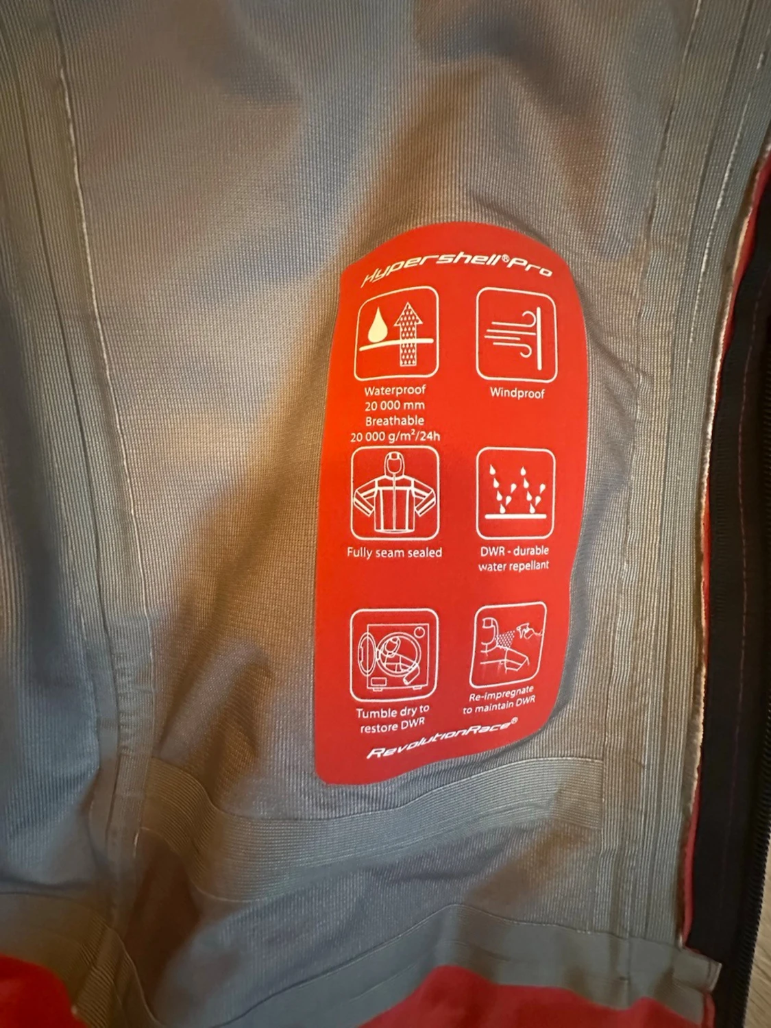 Röd vindjacka från Revolutionrace med huva - 5