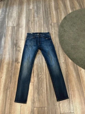 Mörkblå slim fit jeans - Snygga mörkblå slim fit jeans ifrån Jack & Jones. Storlek: 30/32 Modell: Slim/glenn