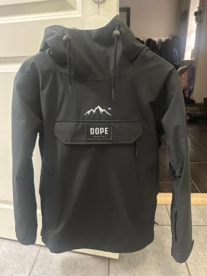 Svart skidjacka från Dope - Säljer en svart slalomjacka från Dope i storlek XXS med fickor både fram på magen, på bröstet och på armen. Även lufthål med dragkedja under armhålorna💕