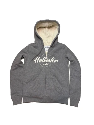 Hollister hoodie xs - Säljer en sjukt snygg Hollister hoodie som passar xs-s herr. Den är i perfekt skick och väldigt mjuk inuti. Bara att höra av er vid frågor!  Bredd 47 cm och långd 62 cm