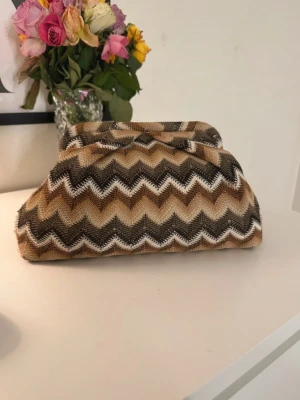Beck söndergaard clutch - Såå himla fin! Den är sönder på ena sidan (som man ser på bilderna) men det är ingenting man märker 💞💞 Min favorit väska men vill köpa en ny färg, pris kan diskuteras