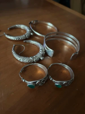 Silversmycken 2000tal  - Silversmycken, säljs separat: 150kr per par eller armband