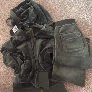 Mörkgrön velourset från Juicy Couture - Juicy set. Använd fåtal gånger.. tröjan har lappen kvar tillåmed.