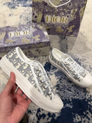 Grå dior sneakers - Säljer dessa väldigt snygga dior skor för dam. Allt på bilderna tillkommer. Skorna är aldrig använda!