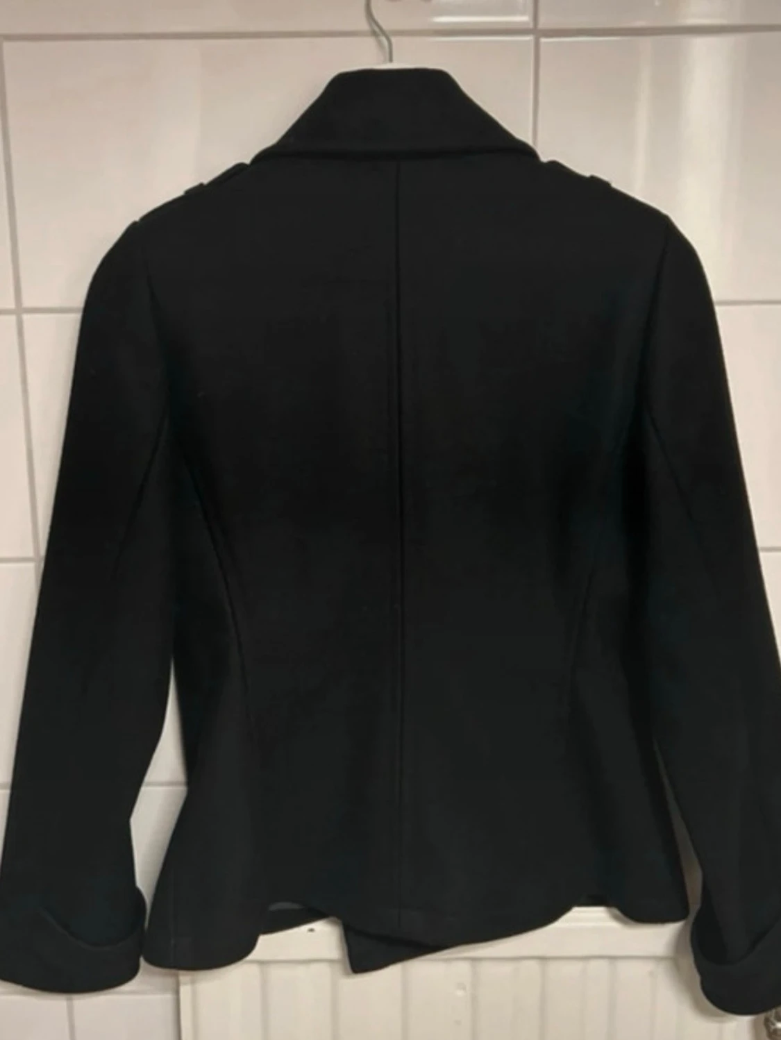 Svart skepparkavaj med dubbelknäppning - 3