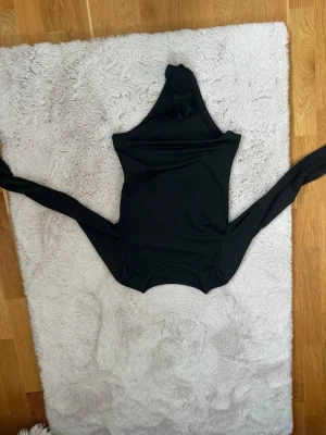 Svart långärmad oneshoulder topp - Aldrig använd.