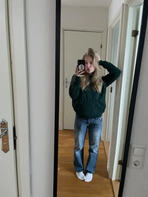 💓Weekday Arrow jeans💓 - Säljer weekday Arrow jeans med rak passform och är midwaist. Jeansen har klassiska fickor fram och bak och är tillverkade i denim. Perfekt för dig som gillar en avslappnad och tidlös stil.❤️ Använda endast 2 gånger!!