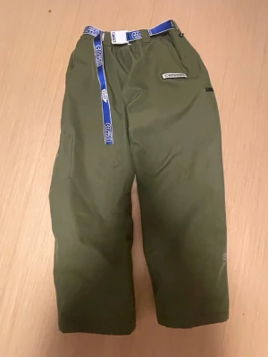 Capeesh baggy ski pants  - • Baggy skidbyxor säljer för att dom va för små för mig  • skickas inom 24 h • bältet följer inte med men kan skicka med ett annat svart om det skulle velas  • buda gärna  • Längd: ~109,5 cm • Midjebredd: ~39,5 cm (Detta är mått på plagget, inte kroppsmått 