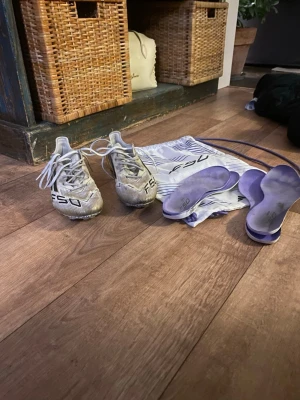 Adidas F50 Road to glory stl 42 - Säljer ett par Adidas F50 fotbollsskor i bra skick. Storlek 42 och du får med fyra sulor(2 till varje sko). Kan tvätta de ifall du vill😊