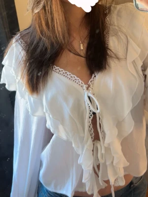 Vorlang blus  - jättefin somrig vit blus, verkligen min favoritblus men måste tyvärr sälja eftersom att den är för liten!! mer bilder kan fås om önskat💞köpt på gina för 450🙏🏻