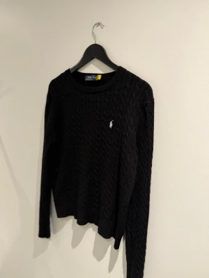 Ralph Lauren tröja - Tja, säljer min snygga stickade Ralph Lauren tröja i storlek M. Den har använts fåtal gånger men känner att jag inte har användning för den längre, hör av er vid minsta lilla fundering!