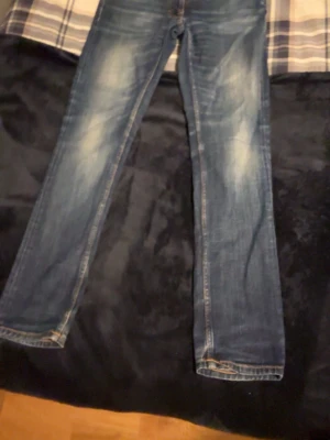 Nudie jeans - Snygga sällsynta Nudie jeans washed mörk blå, storlek 29/32. Inga skador.