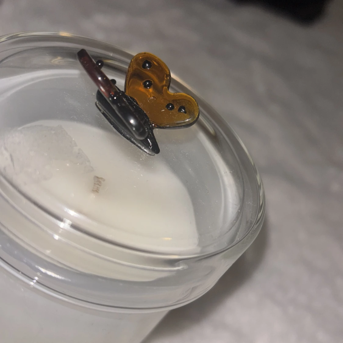 Vit doftljus i glas med fjäril - 3