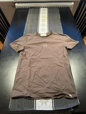 Brun t-shirt från Les Deux - Fräsch, skriv för mer info eller så