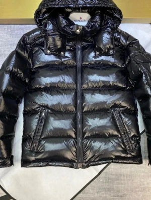 Moncler Maya - Knappt använda. Storlek 5. Passar L och XL. 