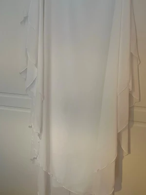 Vit khimar lång  - Lång vit khimar använd en gång 🤍lite genomskinlig men syns inte när man har vid under cap 🤍