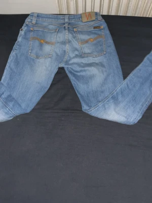 Ljusblå jeans från Nudie Jeans - Tjena säljer ett par nudie jeans i storlek W29 L30 köptes för 1400