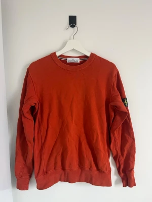 Stone Island crewneck  - Använt skick, finns ett hål, se bild. 