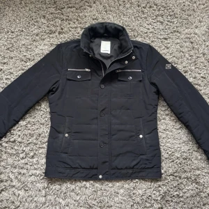 J Lindberg field jacket - Säljer denna riktigt feta j Lindeberg field jacketen!⭐️Skick : 9,5/10!🙌Storlek L passar också M!⭐️NYPRIS = 4000kr! Hör gärna av er om ni har funderingar!👍