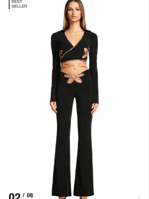 NY! I.AM.GIA RENALEE SET (Top + pants) - NY MED LAPP! RENALEE TOP + PANT (SET) I.AM.GIA. Köptes 2021 då den var superpopulär och sågs på Pinterest/instagram etc. Original pris 1785 + 730 (tull) = 2515kr. Sänker ej pris. 