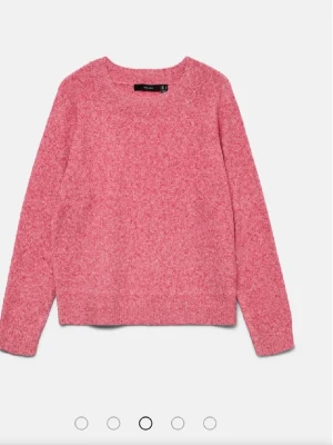 Rosa stickad tröja - Mysig rosa stickad tröja från Gina Tricot med rund halsringning och långa ärmar. Tröjan har en enkel, rak passform och ribbade muddar vid ärmslut och nederkant. Perfekt för lager på lager och en avslappnad look.