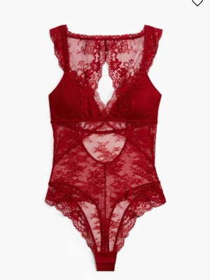 Röd spetsbody - Skit snygg röd spets body som tyvärr aldrig används. Perfekt till fest eller lite finare tillfällen!!! Strl xs men passar som S 