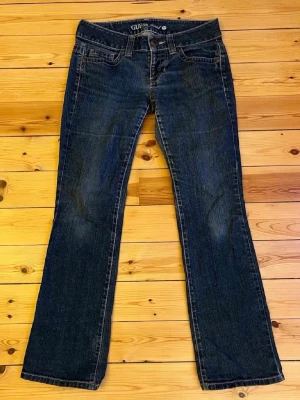 Mörkblå Guess jeans  - Jag säljer ett par blåa low waist bootcut jeans från guees för 600kr priset kan även diskuteras. Storlek W29 men i en mindre modell sitter som W27.